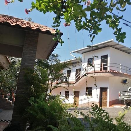 Hotel El Pez Dorado Рио Дулсе Екстериор снимка