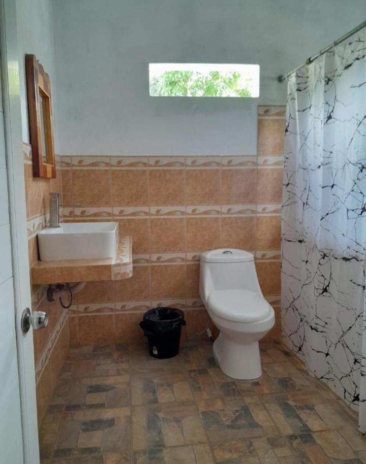 Hotel El Pez Dorado Рио Дулсе Екстериор снимка
